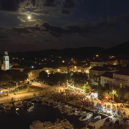 Three-bedroom In Vela Luka